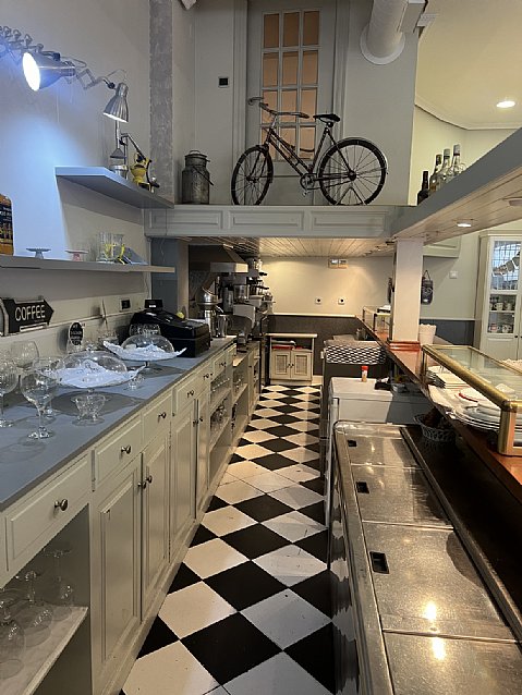 Cafeteria con salida de humos en Astillero