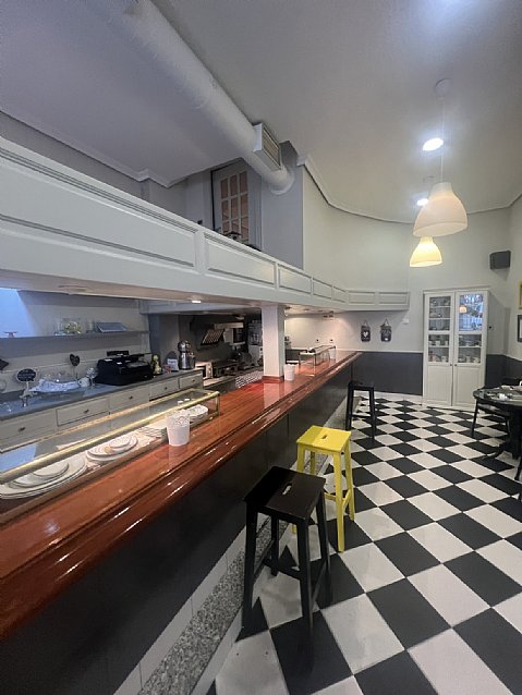 Cafeteria con salida de humos en Astillero