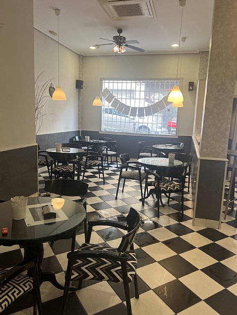 Cafeteria con salida de humos en Astillero