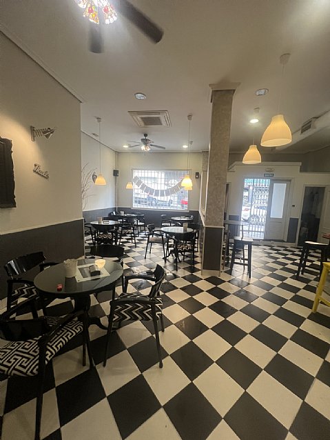 Cafeteria con salida de humos en Astillero