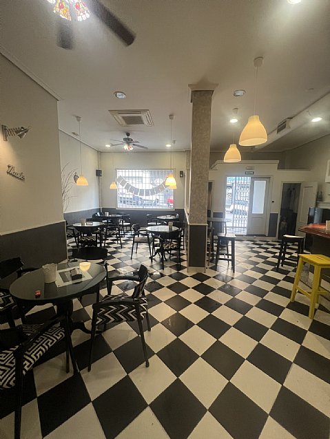 Cafeteria con salida de humos en Astillero