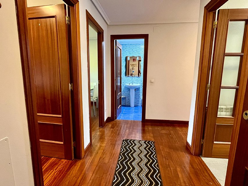 Se vende luminoso piso en Hoznayo, con piscina y muy bien ubicado.