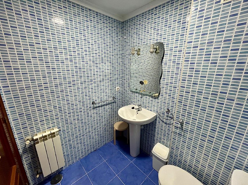 Se vende luminoso piso en Hoznayo, con piscina y muy bien ubicado.