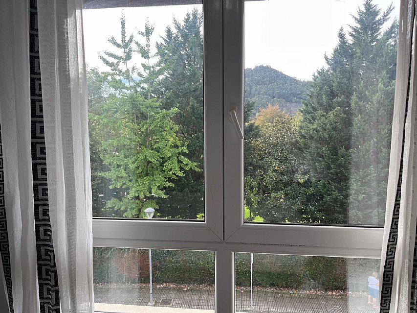 Se vende luminoso piso en Hoznayo, con piscina y muy bien ubicado.