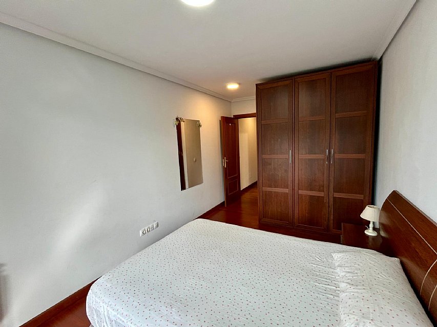 Se vende luminoso piso en Hoznayo, con piscina y muy bien ubicado.