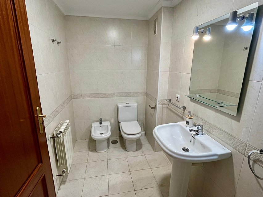 Se vende luminoso piso en Hoznayo, con piscina y muy bien ubicado.