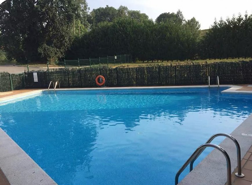 Se vende luminoso piso en Hoznayo, con piscina y muy bien ubicado.