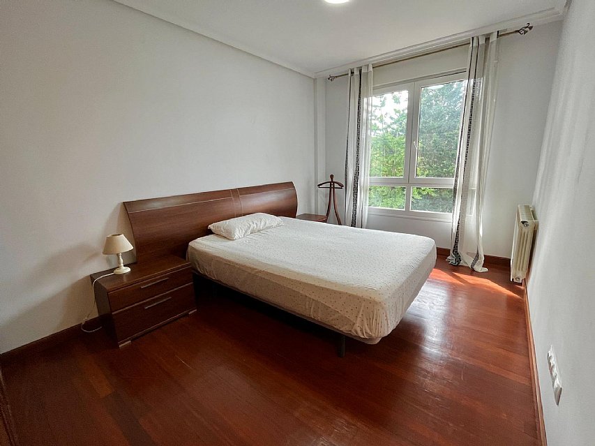 Se vende luminoso piso en Hoznayo, con piscina y muy bien ubicado.