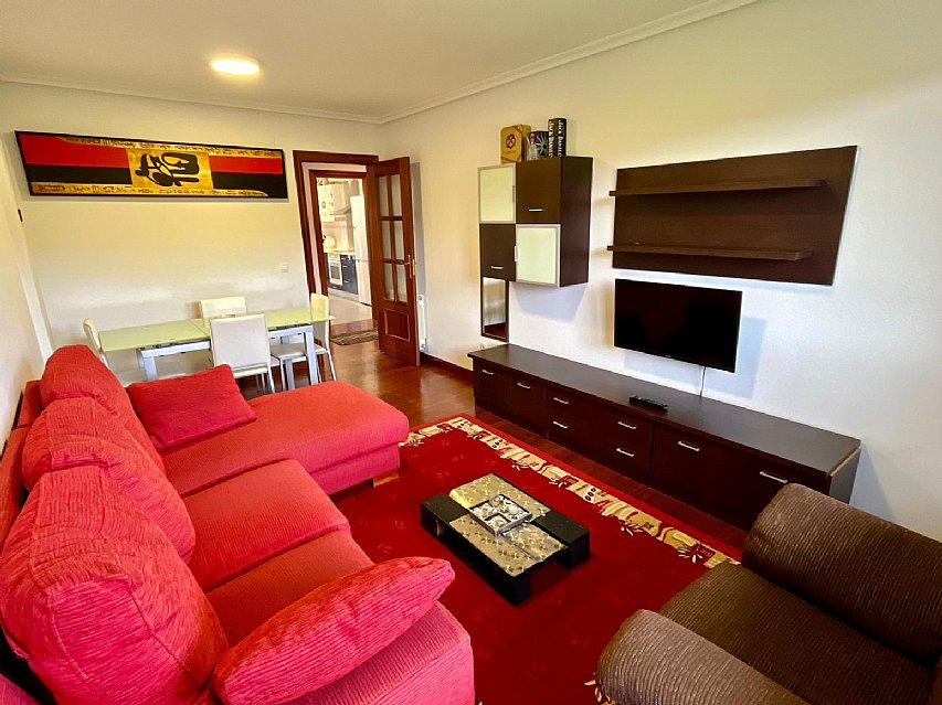 Se vende luminoso piso en Hoznayo, con piscina y muy bien ubicado.