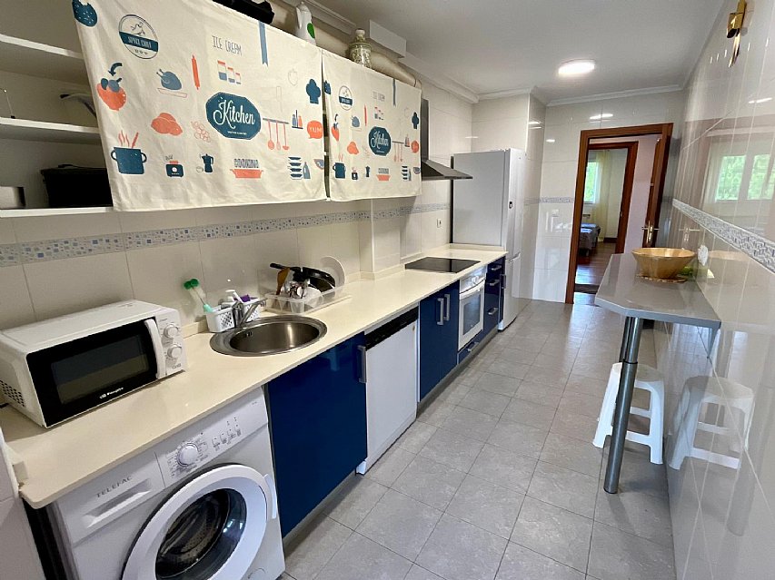 Se vende luminoso piso en Hoznayo, con piscina y muy bien ubicado.