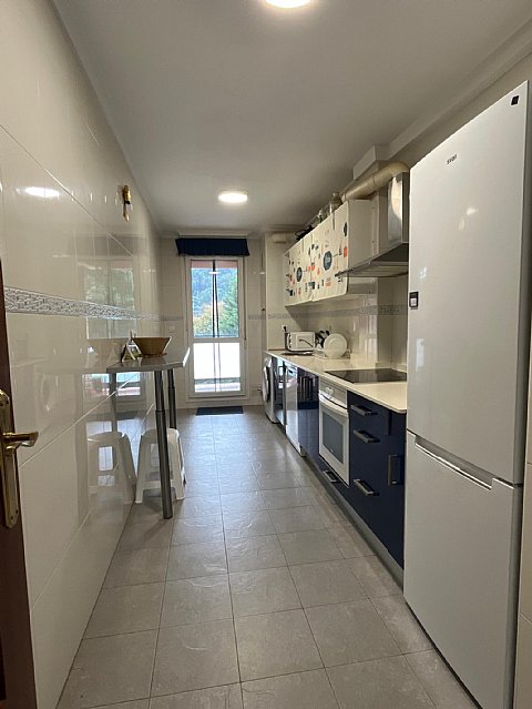 Se vende luminoso piso en Hoznayo, con piscina y muy bien ubicado.