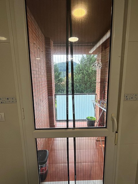 Se vende luminoso piso en Hoznayo, con piscina y muy bien ubicado.