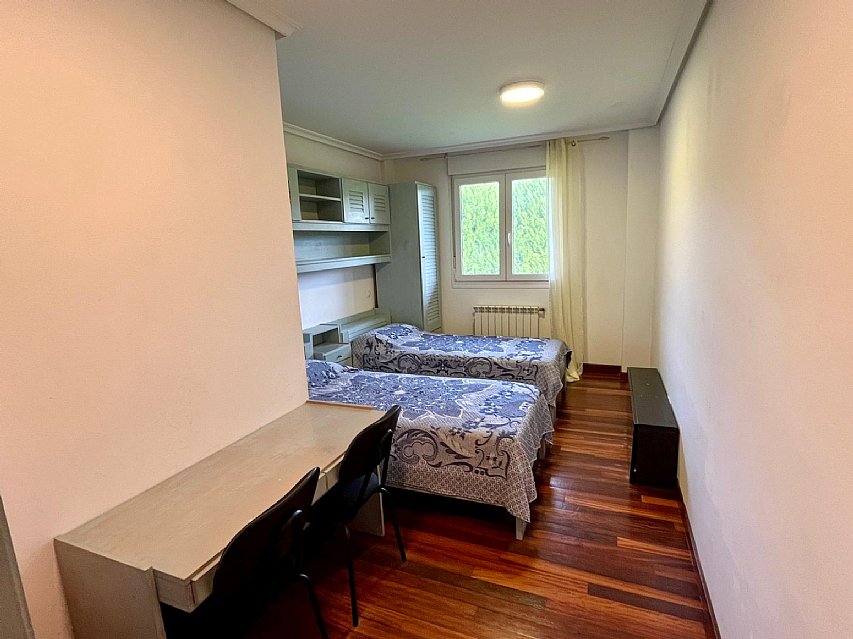 Se vende luminoso piso en Hoznayo, con piscina y muy bien ubicado.