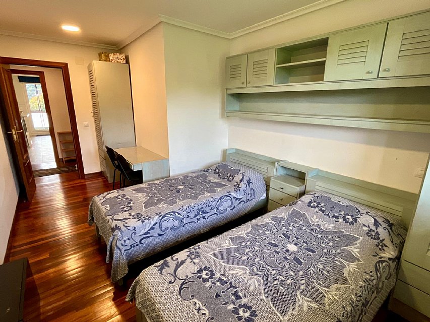 Se vende luminoso piso en Hoznayo, con piscina y muy bien ubicado.