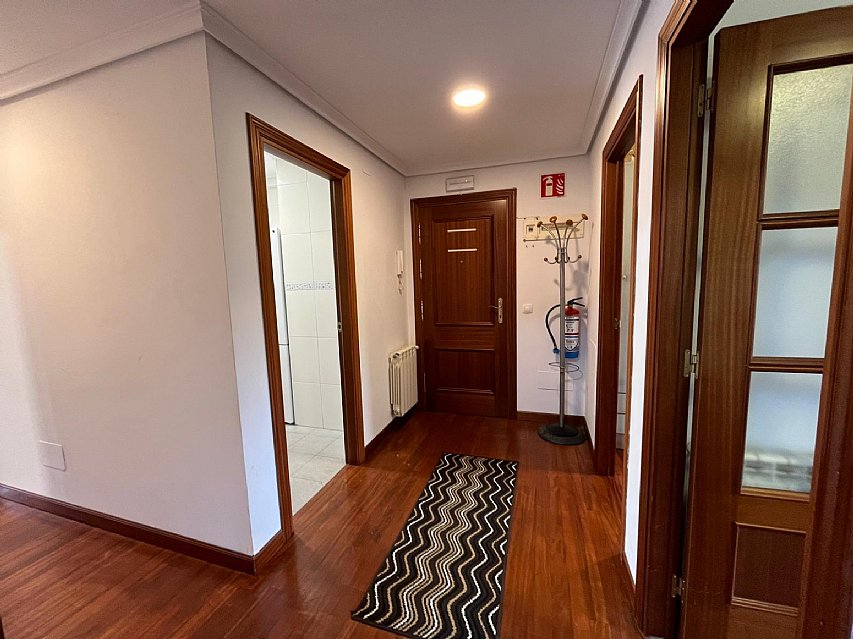 Se vende luminoso piso en Hoznayo, con piscina y muy bien ubicado.