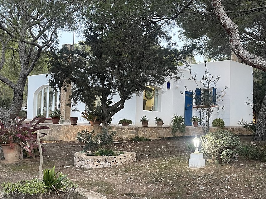 Casa independiente de 3 habitaciones con parcela de 1300 metros en Formentera