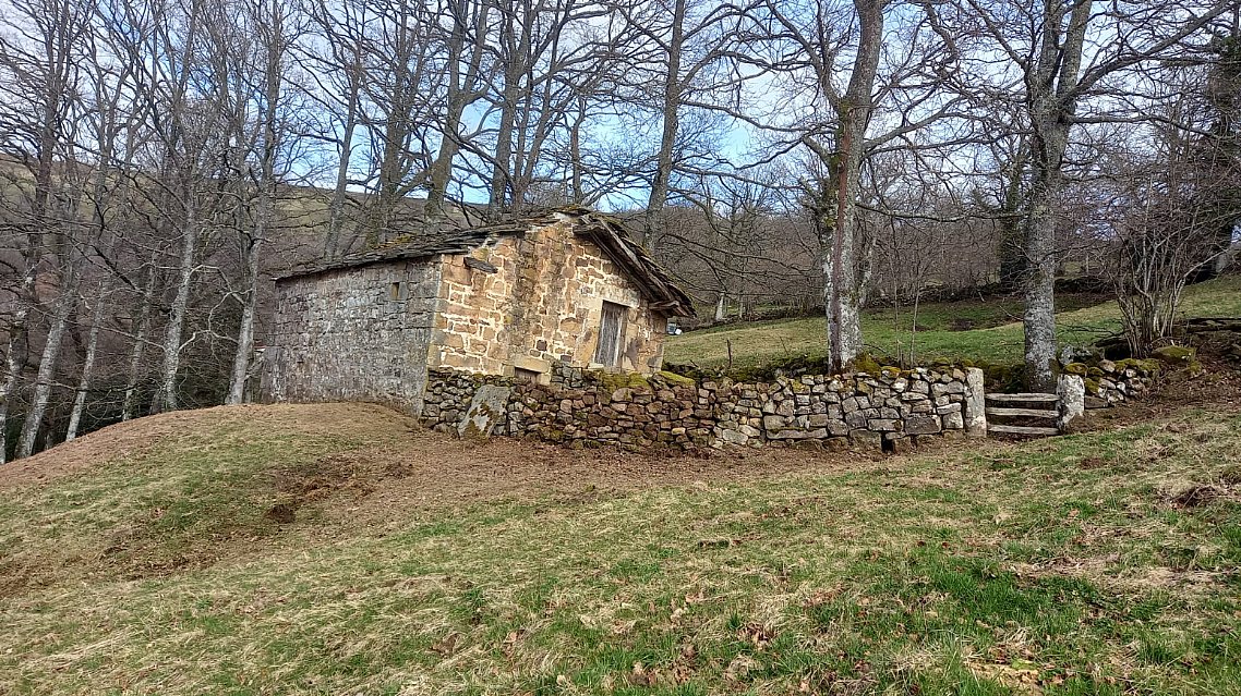 Cabaña de piedra con terreno y buen acceso en Luena