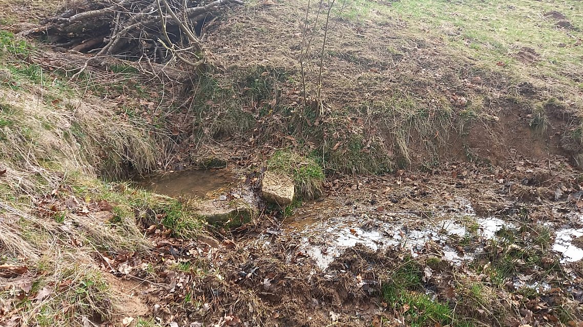 Cabaña de piedra con terreno y buen acceso en Luena