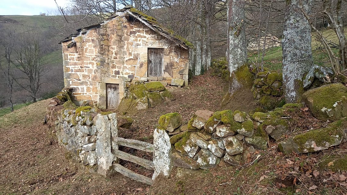 Cabaña de piedra con terreno y buen acceso en Luena