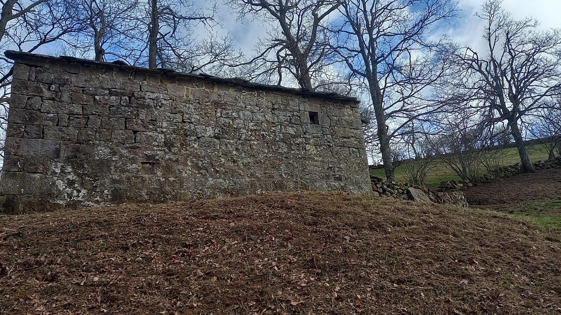 Cabaña de piedra con terreno y buen acceso en Luena