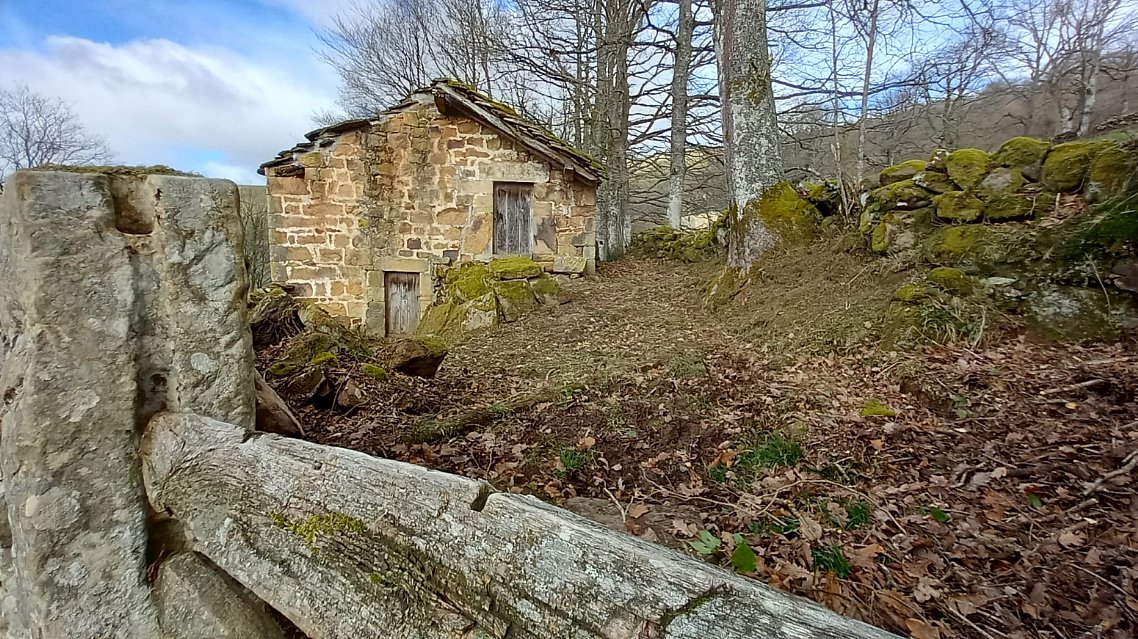 Cabaña de piedra con terreno y buen acceso en Luena