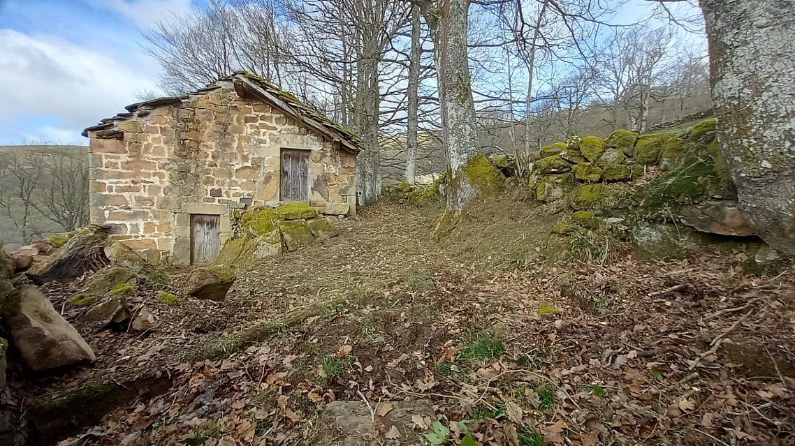 Cabaña de piedra con terreno y buen acceso en Luena