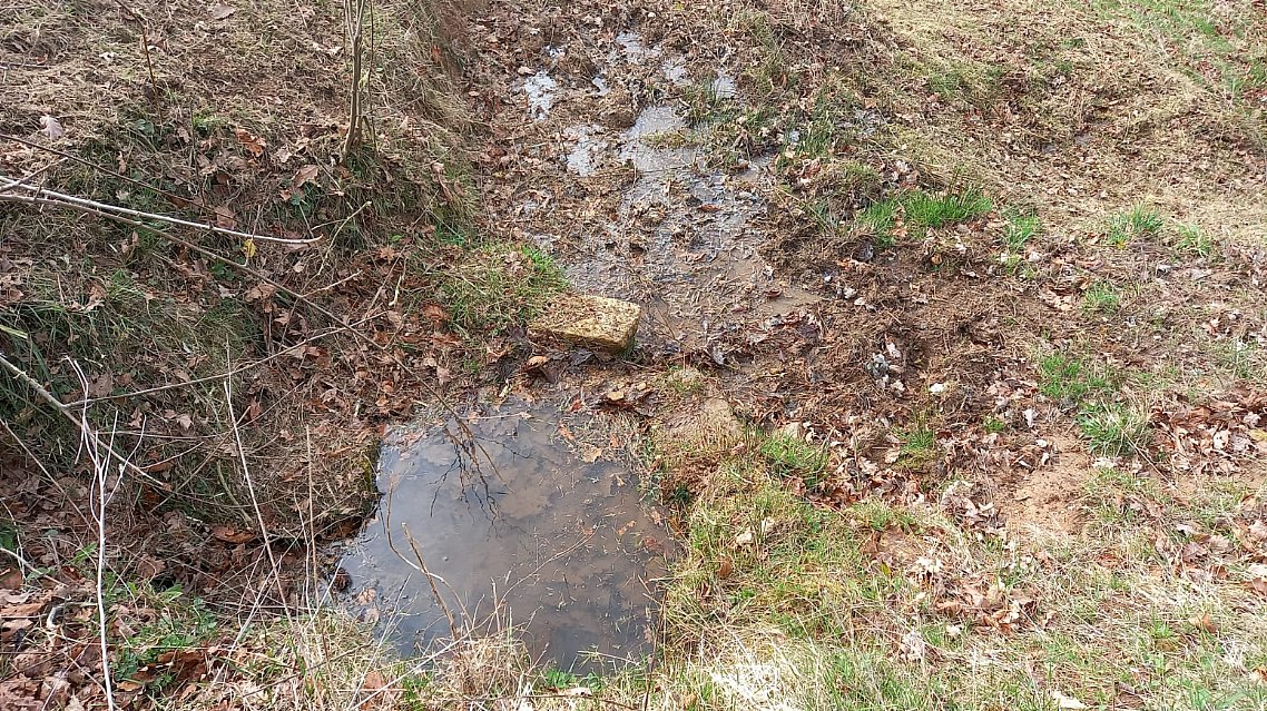 Cabaña de piedra con terreno y buen acceso en Luena