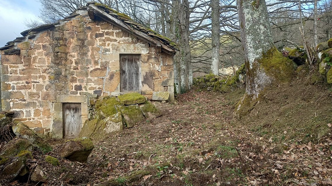 Cabaña de piedra con terreno y buen acceso en Luena