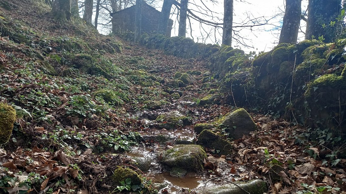 Cabaña de piedra con terreno y buen acceso en Luena