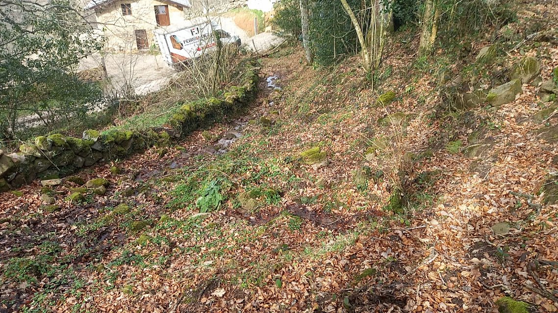 Cabaña de piedra con terreno y buen acceso en Luena