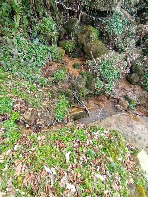 Cabaña de piedra con terreno y buen acceso en Luena