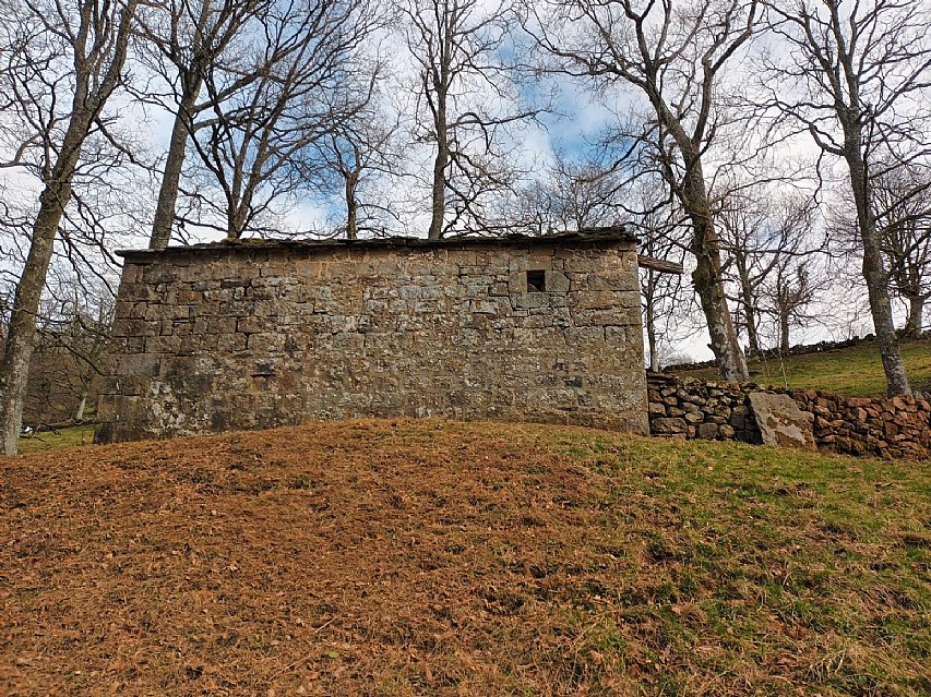 Cabaña de piedra con terreno y buen acceso en Luena