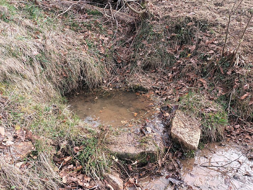 Cabaña de piedra con terreno y buen acceso en Luena