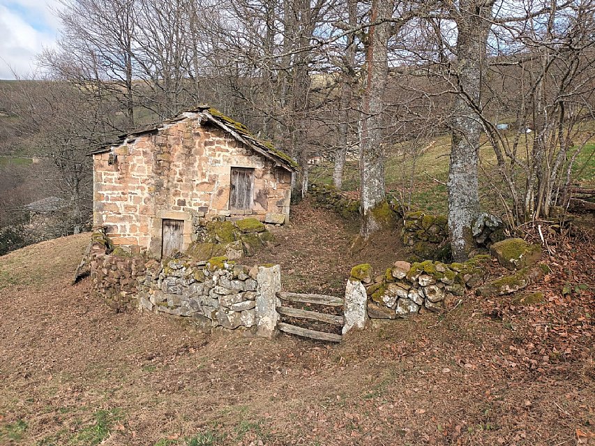 Cabaña de piedra con terreno y buen acceso en Luena