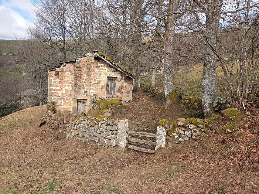 Cabaña de piedra con terreno y buen acceso en Luena