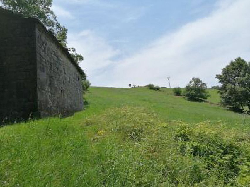 Cabaña de piedra con terreno y buen acceso en Luena