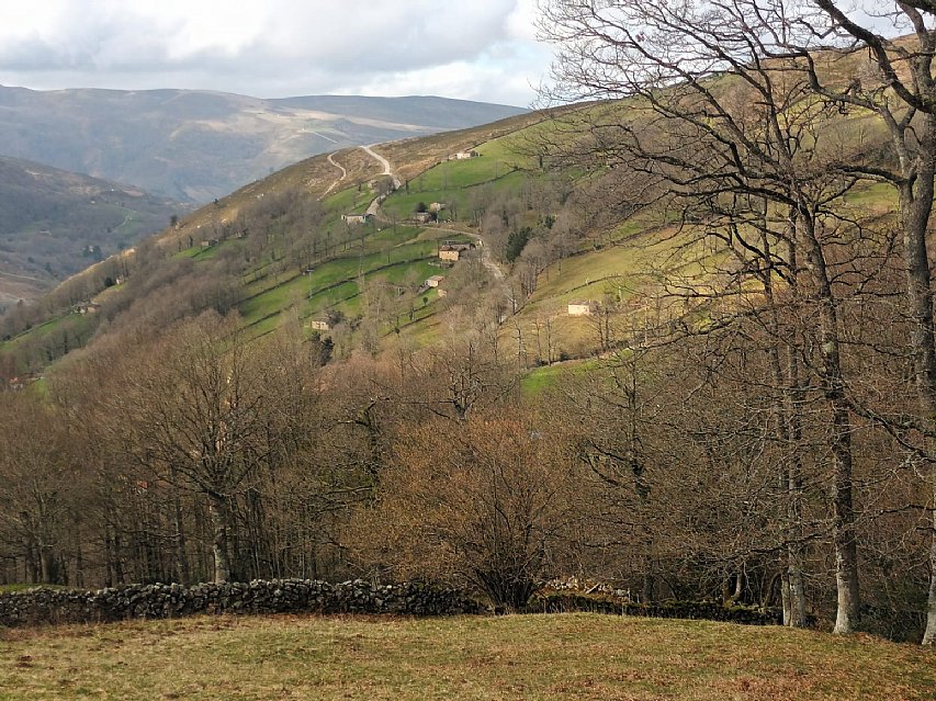 Cabaña de piedra con terreno y buen acceso en Luena