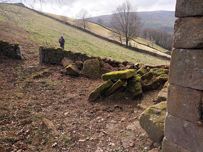Cabaña de piedra con terreno y buen acceso en Luena