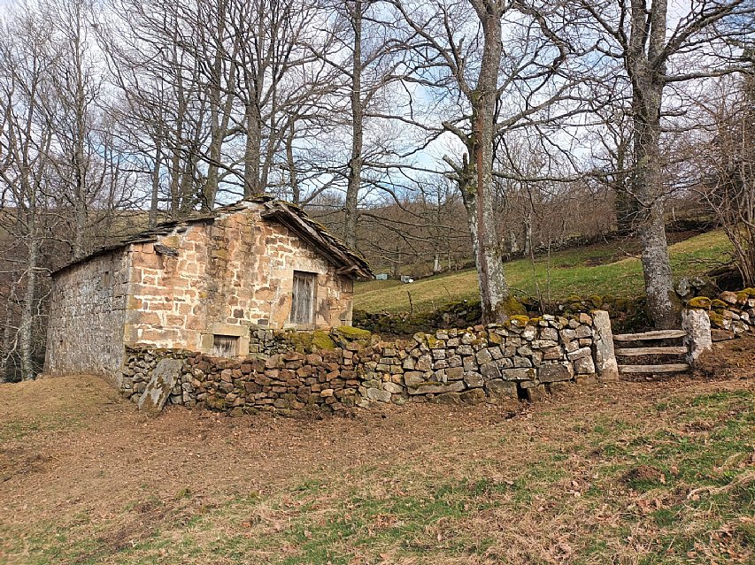 Cabaña de piedra con terreno y buen acceso en Luena