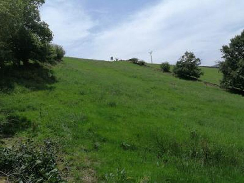 Cabaña de piedra con terreno y buen acceso en Luena