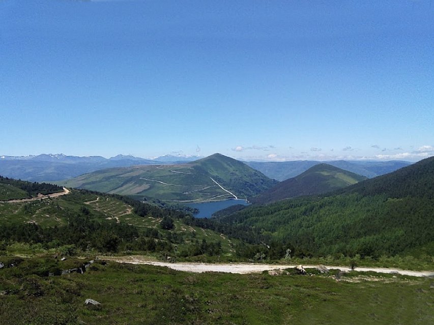 Cabaña de piedra con terreno y buen acceso en Luena