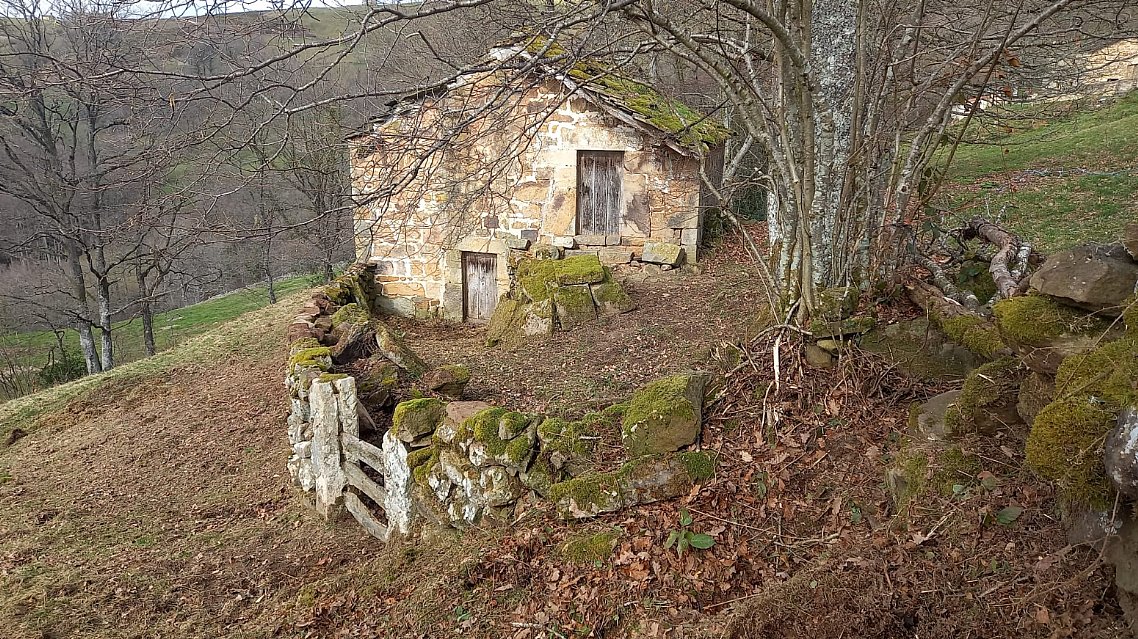 Cabaña de piedra con terreno y buen acceso en Luena