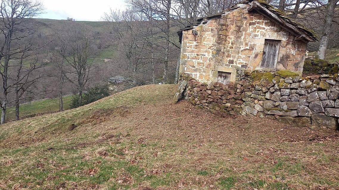 Cabaña de piedra con terreno y buen acceso en Luena