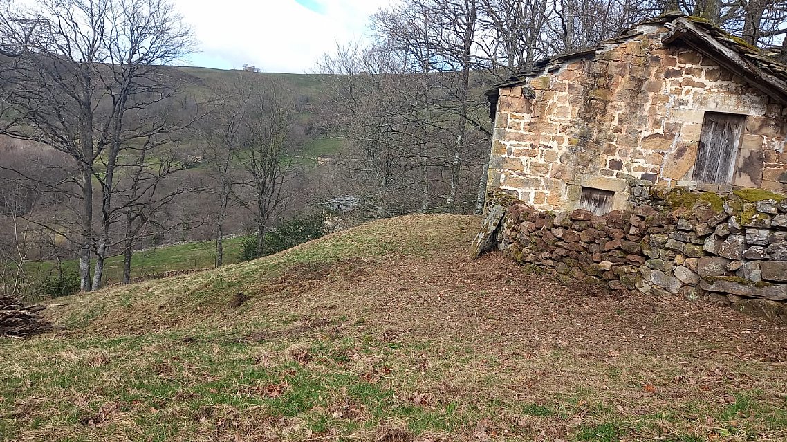 Cabaña de piedra con terreno y buen acceso en Luena