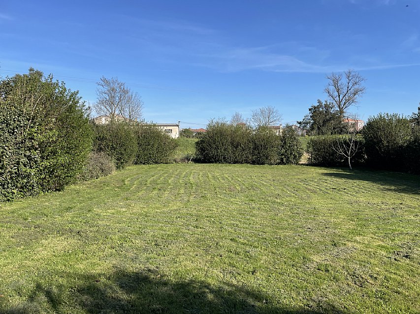 Parcela de 1600 metros apta para edificar vivienda en Pontejos