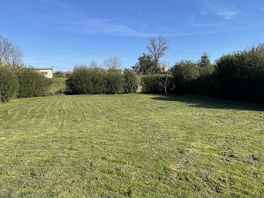 Parcela de 1600 metros apta para edificar vivienda en Pontejos