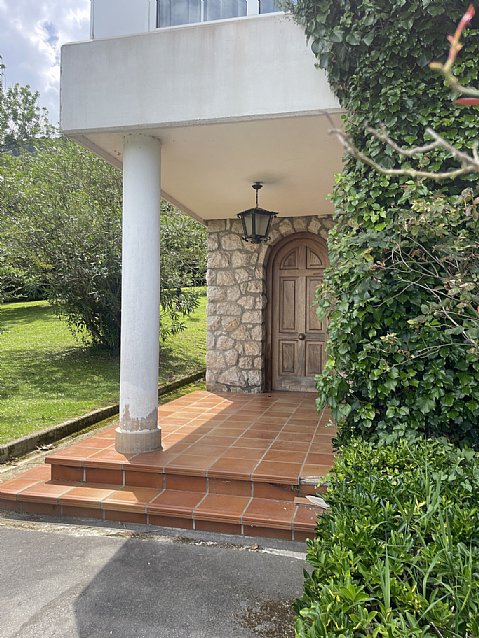 Chalet independiente con una parcela de 5000 metros, y unas impresionantes vistas a la bahia de Santander