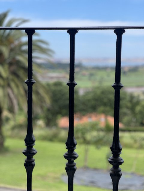 Chalet independiente con una parcela de 5000 metros, y unas impresionantes vistas a la bahia de Santander