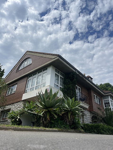 Chalet independiente con una parcela de 5000 metros, y unas impresionantes vistas a la bahia de Santander