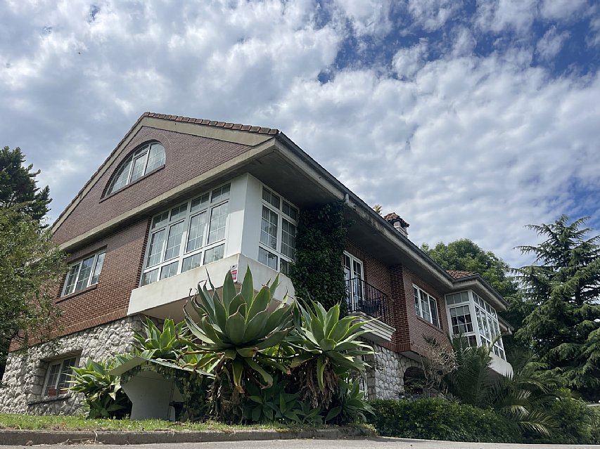 Chalet independiente con una parcela de 5000 metros, y unas impresionantes vistas a la bahia de Santander